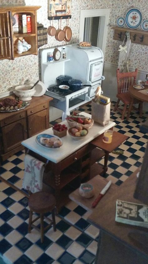 Retro dollhouse kitchen Retro Dollhouse, Dollhouse Decorating, Old Fashioned Kitchen, 1940s Home, Dollhouse Living Room, Dollhouse Miniatures Kitchen, Doll House Plans, Dollhouse Projects, Dollhouse Miniatures Diy