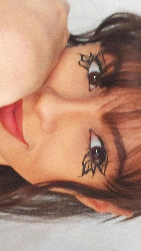 Extra Eye Makeup, Butterfly Graphic Eyeliner, Easy Eyeliner Designs, Halloween Eyeliner Hooded Eyes, White Butterfly Eyeliner, Butterfly Eyeliner Hooded Eyes, Butterfly Eyeliner Simple, Butterfly Eye Makeup Tutorial, Simple Graphic Eyeliner Ideas