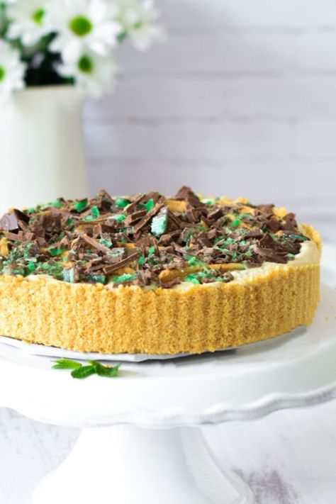 Peppermint Crisp Tart Peppermint Crisp Tart South Africa, Peppermint Crisp Tart Recipe, Peppermint Tart, Decadent Pies, Peppermint Crisp Tart, South African Desserts, Crisp Desserts, Peppermint Crisp, No Bake Lemon Cheesecake