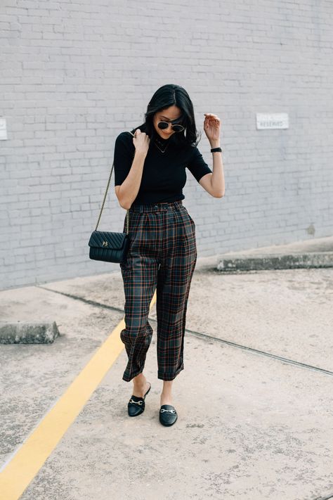 Fashion blogger Lilly Beltran wearing Top shop check peg trousers for a casual office outfit idea. Peg Trousers, Casual Office Wear, Office Casual Outfit, Office Outfit, Elegante Casual, Casual Work Outfits, Plaid Pants, Work Wardrobe, Office Casual