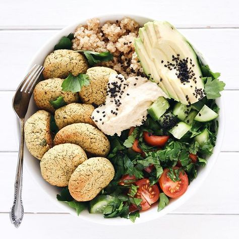 Falafel Buddha Bowl by @tessbegg . . Ingredients: Makes 8 falafels 425g can chickpeas, rinsed Handful fresh parsley Handful fresh coriander 1 garlic clove 1/4 tsp chilli flakes 2 tsp cumin 1-2 tbsp tahini 2 tbsp chickpea flour 2-3 tbsp lemon juice Method: 1. Preheat oven to 200 degrees celsius/400F 2. Place all ingredients into a high speed blender or food processor and blend until combined. Using your hands, form balls using roughly 1-2 tbsp of mixture, then lightly flatten onto a lined baking Tess Begg, Mexico Food, Vegan Foodie, Buddha Bowl, Hummus Recipe, Food Goals, Food Labels, Delicious Vegan Recipes, Vegan Recipes Healthy