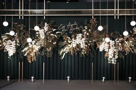 Monochrome Wedding Theme, Decor Lamaran, Green White Decor, Bridal Backdrop, Wedding Theme Color Schemes, Monochrome Wedding, Bridal Backdrops, Maine Decor, Monochrome Weddings