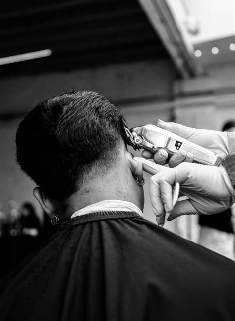 Barber Black And White, Men Grooming Aesthetic, Barber Shop Photoshoot Ideas, Barber Shop Photography Lifestyle, Barber Vision Board, Barbershop Instagram Feed, Barbering Aesthetic, Barber Branding Photoshoot, Barber Instagram Ideas