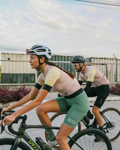 Bike Outfits Women Women's Cycling, Cycling Outfit Women, Womens Cycling Outfit, Bike Outfits Women, Female Cyclist Outfit, Cyclist Outfit, Womens Cycling Kit, Triathlon Women, Cycling Inspiration