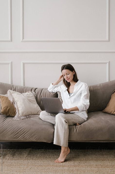 Sofa Photoshoot, Sofa Poses, Iv Bar, Lifestyle Photography Women, Furniture Graphic, Cozy Living Room Ideas, Photo Editing Vsco, Business Photoshoot, Happy Woman