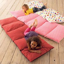 sew five pillowcases together, insert pillows, and make floor cushions! add snap buttons so the pillows stay put Diy Sy, Pillow Mattress, Baby Diy, Creation Couture, Diy Couture, Clever Diy, Learn To Sew, Kids' Room, Diy Projects To Try