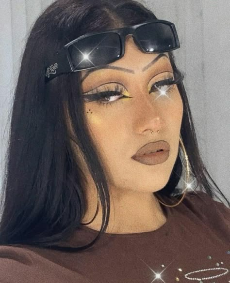 Cholas Makeup 90s, 90s Chola Makeup, Streetwear Makeup Look, Chicana Makeup 90s, Chola Makeup Tutorial, Makeup Chola, Chola Makeup Latina, Chola Hairstyle, Chicana Makeup