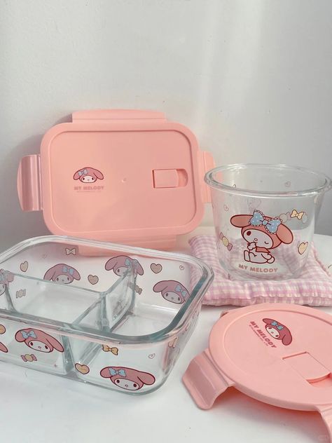 Cute Transparent Glass Lunch Box This adorable transparent glass lunch box is perfect for carrying your lunch in style. Its cute design adds a touch of charm to your meals, while the transparent glass allows you to see your food and makes for easy cleaning. Say goodbye to boring lunch boxes, and hello to cuteness! Cute Tupperware Aesthetic, Glass Lunch Containers, Lunch Box Containers, Bento Lunch, Lunch Boxes, My Melody, Soup Bowl, Cute Designs, Easy Cleaning