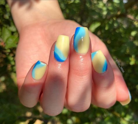 Tessa Boury on Instagram: “I saw this mani on pinterest and had to try it myself! What do you think? 🙈💛 @so_nailicious  • COLOR @revelnail Shine Anself gel pots  • •…” Yellow And Blue Nails, Yellow Ombre Nails, Marilyn Nails, Bright Blue Nails, Blue Ombre Nails, Blue Nail Art Designs, Yellow Nails Design, Light Blue Nails, Full Mehndi Designs