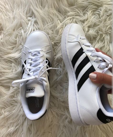 Leggings And Adidas Sneakers Outfit, Work Outfits With Adidas Shoes, Jeans With Adidas Shoes Outfit, Trending Womens Shoes Sneakers, Adidas Womens Outfit, How To Style Adidas Sneakers, Black And White Addidas Outfits, Classic Adidas Shoes Outfits, White Addis Shoes Outfit Women