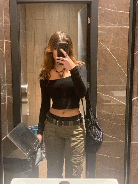 Mirror Selfie Poses Fit Check, Standing Mirror Selfie Poses, Body Check Mirror Selfie, Mirror Selfie Full Body Poses, Mirror Selfie Drawing Reference, Poses For Pictures Mirror, Mirror Selfie Reference, Full Body Mirror Pics, Woman Mirror Selfie