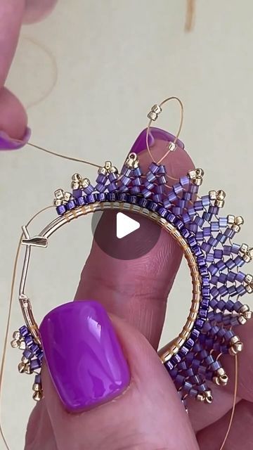 How To Make Beaded Hoop Earrings Tutorials, Beaded Earring Tutorial, Easy Earrings Diy, Beaded Hoop Earrings Tutorial, Hand Beaded Jewelry, Beaded Jewelry Earrings, Earrings Beads, Beaded Earrings Tutorials, Beaded Jewelry Tutorials