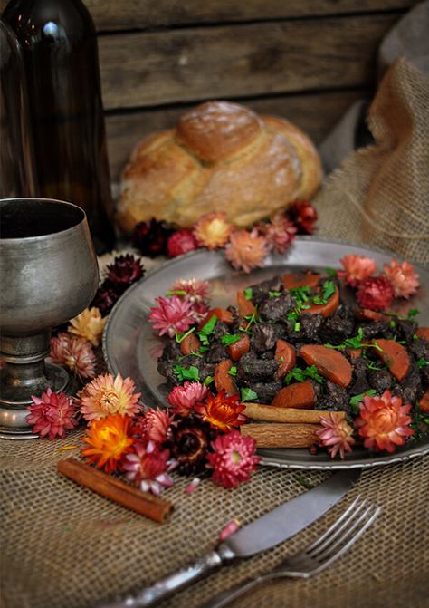 Beef stew with cinnamon and cloves by Keira Metz - Witcher 3: Wild Hunt | Witcher Kitchen - Fan Project Witcher Recipes, The Witcher Food, Witcher Milva, Dandelion The Witcher, Oxenfurt Witcher, Viking Food, Kitchen Fan, Dry Wine, Rustic Bread