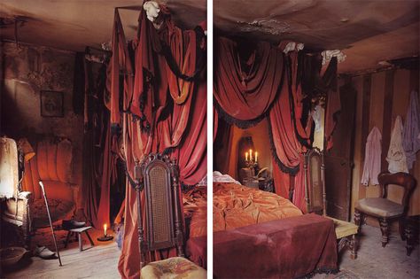 Above, an interior by Dennis Severs, inspired by Charles Dickens' Christmas ghost stories. From Divinely Decadent, by Stephen Calloway. Gothic Canopy Bed, Eclectic Bedrooms, Canopy Bed Curtains, Gothic Bedroom, Bohemian House, Mens Bedroom, Eclectic Bedroom, Bed Curtains, Canopy Bed