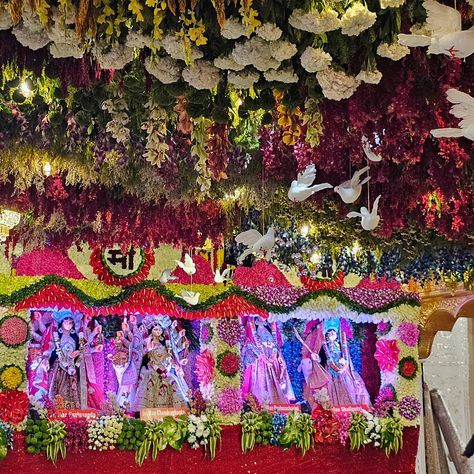 Jai mata di. Mata Vaishno Devi Darbar decorated with fresh flowers and fruits on the occasion of Shardiya Navaratri. #jaimatadi #navratri #aimil #flowerdecoration Mata Darbar Decoration, Mata Ka Darbar Decoration At Home, Saptashrungi Mata, Nirankari Mata Sudiksha Ji, Mata Amritanandamayi, Vaishno Devi, Fresh Flowers, Flower Decorations, Flowers