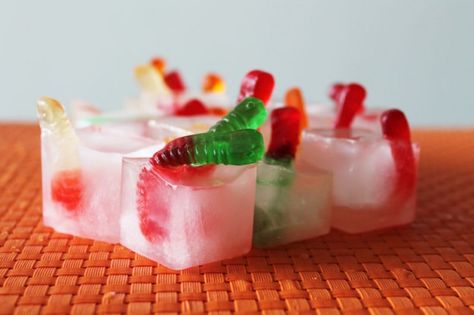 Minhoquinhas no gelo! Halloween Party Hacks, Baby Halloween Party, Halloween Themed Appetizers, Festa Hotel Transylvania, Halloween Appetizers Easy, Halloween Party Appetizers, Halloween Punch, Hallowen Ideas, Image Halloween