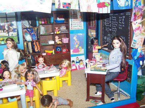 classroom 2 Barbie Classroom Ideas, Barbie Teacher Classroom, Classroom Diorama, Barbie Classroom, Barbie Doll House Walls, Barbie Scenes Dioramas, Barbie Townhouse, Room Diorama, Barbie Rooms