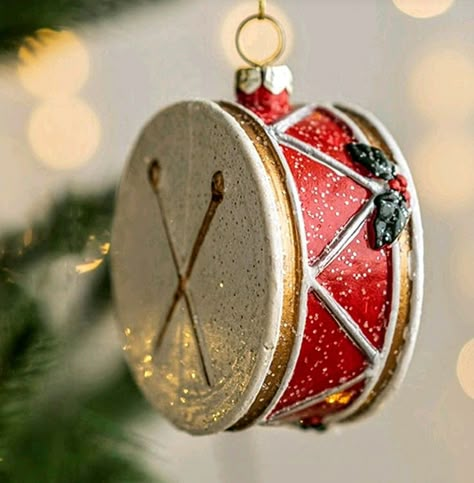 Christmas Drum, Drum Ornament, Christmas Centrepieces, Tree Decorating, Christmas Town, Christmas Favorites, Pretty Christmas, Christmas Display, Vintage Christmas Ornaments