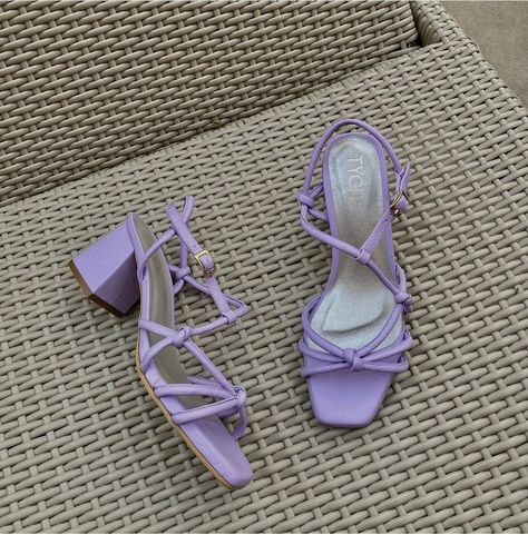 Prom Shoes Flat, Flat Prom Shoes, Prom Shoes Silver, Mode Purple, Slippers Heels, Flower Slippers, Robes Glamour, Shoes Heels Classy, Short Heels