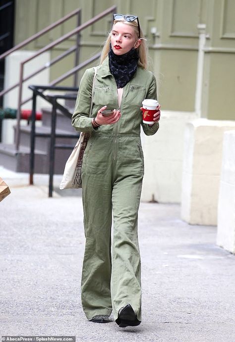 Anya Joy, Green Overalls, Women In Music, Anya Taylor Joy, British Actresses, Celebrity Street Style, Lady And Gentlemen, Aesthetic Clothes, Celebrity Style