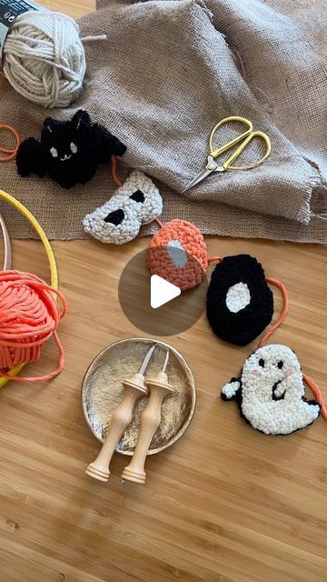 Laetitia Lazerges • DIY • Déco • Bijoux  • Couture & custo on Instagram: "Je vous offre le patron de cette guirlande d’Halloween 👻🎃 dans ma newsletter de ce soir !

C’est une des créations que j’ai réalisée pour mon ebook sur la punch needle qui sera dispo ce soir à 18h dans le bundle « Vive l’automne » réunissant 32 créatrices et autant d’e-books pour un automne créatif et enrichissant de découvertes 🥰

Le principe du bundle , c’est simple ! Pour vous : pleins d’ebooks (DIY et cuisine principalement) pour un tout petit prix ! Pour moi la possibilité de participer à une action collective mais … je ne serai payée pour mon travail QUE par les ventes issues du lien que je vais vous partager (et pas si vous passez par les autres). 

Est ce cruel ? Pour vous sûrement 😁 car il faut choisir u E Books, Punch Needle, Halloween, Instagram