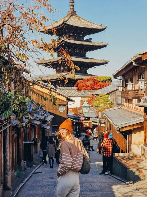 This 2 day Kyoto itinerary helps you maximise your time in Kyoto, visit all the must see spots in Kyoto and includes hotel and food recommendations to make the most of your trip! | 2 day itinerary kyoto | two day itinerary kyoto | kyoto two days itinerary | kyoto travel itinerary | kyoto japan itinerary | kyoto travel guide | best things to do in kyoto | kyoto best places | kyoto 2 days itinerary | 2 days in kyoto japan | kyoto two day itinerary | 2 day in kyoto | what to do in kyoto Kyoto Gion District, Kyoto Japan Outfit, Kyoto Instagram Pictures, Japan Photoshoot Ideas, Japan Spring Outfit Cherry Blossoms, Kyoto Photo Ideas, Japan Poses Photo Ideas, Japanese Photography Aesthetic, Japan Trip Aesthetic