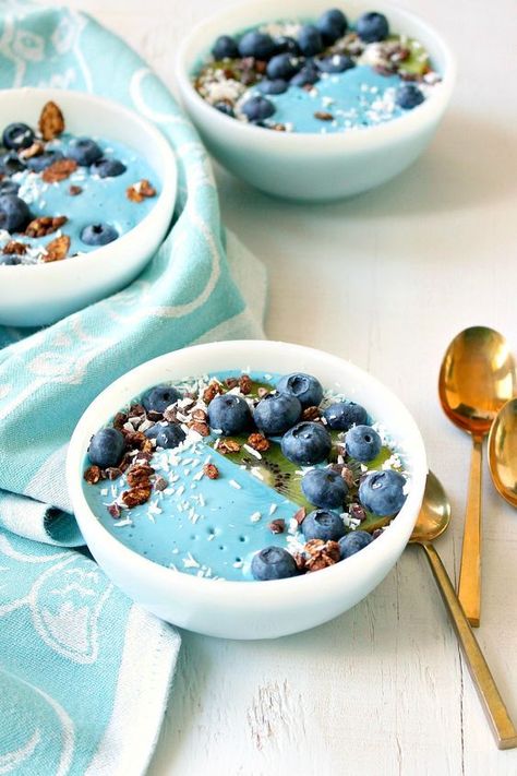 Learn how to make a naturally turquoise smoothie or smoothie bowl using Blue Majok spirulina algae powder. This pale blue smoothie bowl is nutrient dense and packed with protein - but no… More by Dans le Lakehouse | DIY, Turquoise, Coastal, Thrifted Home Decor Mermaid Smoothie, Blue Smoothie Bowl, Blue Majik, Blue Smoothie, Smoothie Bowl Recipe Healthy, Spirulina Smoothie, Delicious Smoothie Recipes, Sweet Smoothies, Smoothie Bowl Healthy