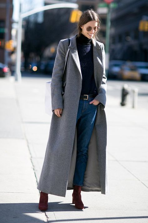 Outfit Ideas: How to Wear Oversized Sweaters Without Looking Sloppy - theFashionSpot Oversized Coat Outfit, Grey Coat Outfit, Mantel Outfit, Long Coat Outfit, Long Grey Coat, Oversized Sweater Outfit, Look Legging, Gray Coat, Long Coat Jacket