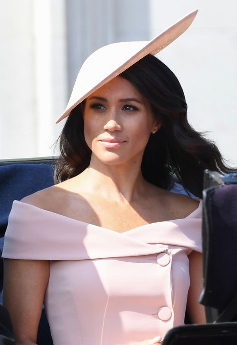 Meghan Markle Wears Her First Bouncy Blowout — and Bare Shoulders — for Her Trooping Debut! Trooping The Colour 2018, Meghan Markle Hair, Estilo Meghan Markle, Meghan Markle Outfits, Trooping The Colour, Prins Harry, Harry And Megan, Princess Meghan, Prinz Harry