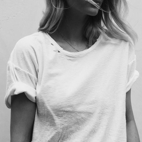 instagram // rebekah.elane pinterest // rebekahelane  #tshirt #whitetee #minimal #minimalism #minimalstyle #minimalfashion #stylish #90s #styletips Hippie Mode, Boho Mode, Looks Street Style, Mode Inspo, Mode Inspiration, Looks Style, White Tee, Fast Fashion, Primavera Estate