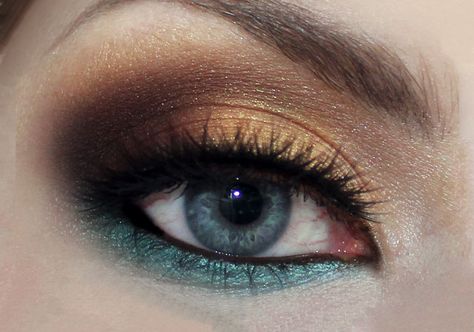 Boho Fashion Over 50, Teal Eye Makeup, Diy Eye Makeup, Eyes Inspiration, Gold Eyeshadow Looks, Teal Eyeshadow, Teal Makeup, Golden Eyeshadow, Bear Makeup