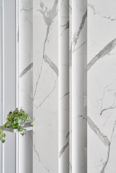 Marble Wall Design, Modern Partition Walls, Drawing Room Design, Feature Wall Design, Cladding Design, Modern Entrance, Showroom Interior Design, Stone Cladding, Lobby Design