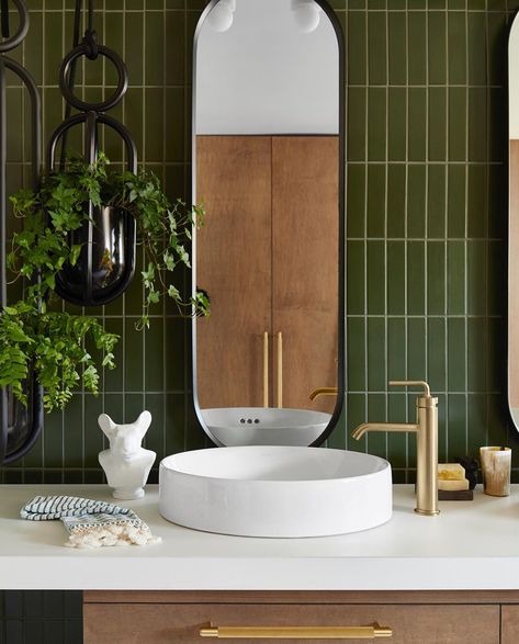 This bath designed by @andsfcom for the #SFDecoratorShowcase2018 has us green with envy 🌿 RG: @kohleraustralia  Tile shown: Hunter Green 2x8 . #handmadetiles #bathroomdesign #bathroomsofinstagram Feng Shui Bathroom, Rustic Easter, Green Tiles, Bathroom Design Layout, Easy Decor, Fireclay Tile, Aesthetic Bathroom, Green Mirrors, Bathroom Trends