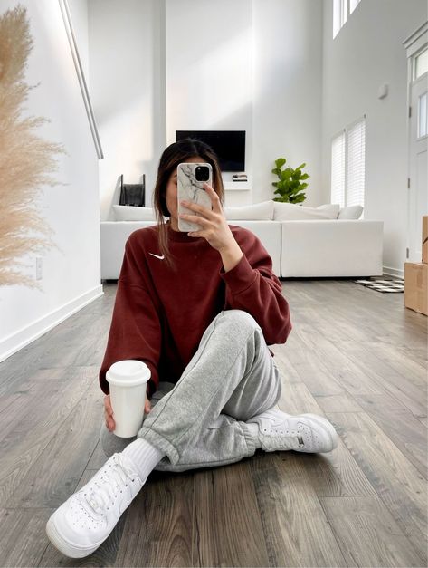 Sweatpants Outfit With Air Force 1, Comfy Nike Outfits, Nike Air Force 1 Outfit Woman Winter, Outfits For Air Force 1 Women, Air Force 1 Winter Outfit Woman, Comfy Outfits Sweatshirts, Air Force 1 Fall Outfit, Sweatpants And Air Force Ones Outfit, Winter Nike Outfit