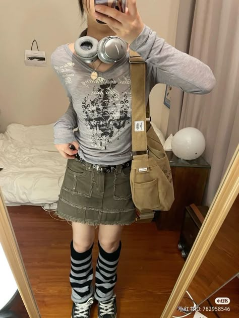 Outfit Inspo Korean, Striped Leg Warmers, Japanese 90s, Khakis Outfit, Aesthetic Grey, Japanese Y2k, Denim Miniskirt, Clothes Streetwear, Graphic Print Top