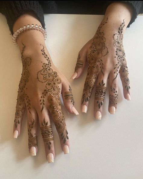 Simple Henna Designs Hand, Henna Designs Back, Cute Henna Designs, Henna Style Tattoos, Henna Inspo, Henna Designs Wrist, Henna Nails, Henna Inspired Tattoos, Finger Henna Designs