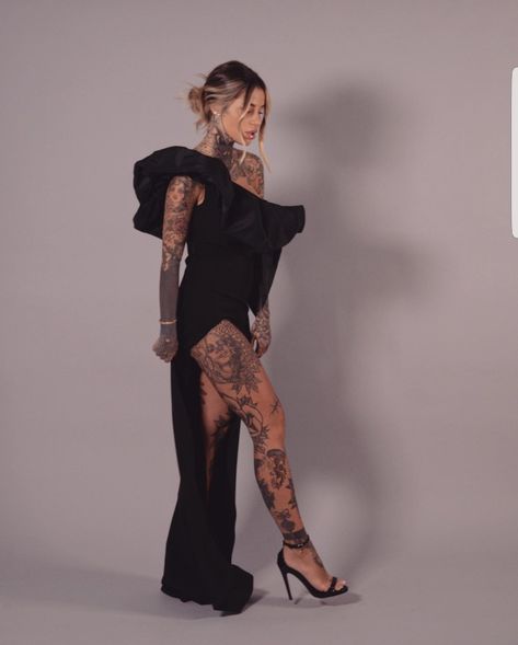 Tattooed Women In Dresses, Colored Tattoos, Symbols Of Love, Chic Tattoo, Tattoos For Girls, Tattoed Women, Love Inspiration, Red Carpets, Celebrity Tattoos