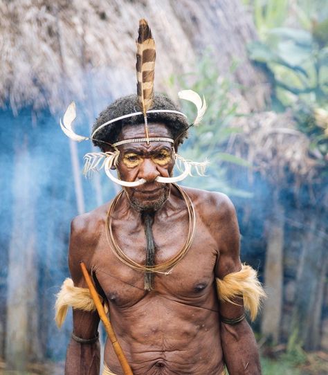 The Asmat Tribe are tribal peoples located in West Papua. They are renowned amongst tribal art expert world wide as woodcarvers of the highest order. Some ornaments that are often used and become the main theme in the sculpting process conducted by the tribe asmat people is taking the theme of the ancestors of their tribe. Komodo National Park, West Papua, Oldest Human, Indigenous Tribes, Indigenous Americans, The Tribe, Main Theme, Ancient Jewelry, Historical Art