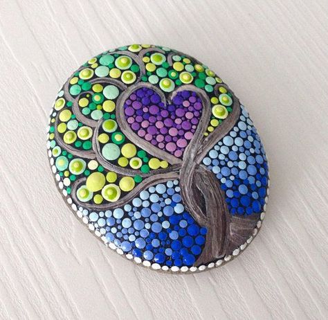 Dot Rock Painting, Mandala Painted Rocks, Mandala Rock Art, Rock Painting Ideas, Rock And Pebbles, Painted Rocks Craft, Rock Painting Ideas Easy, Rock Painting Patterns, Mandala Rocks