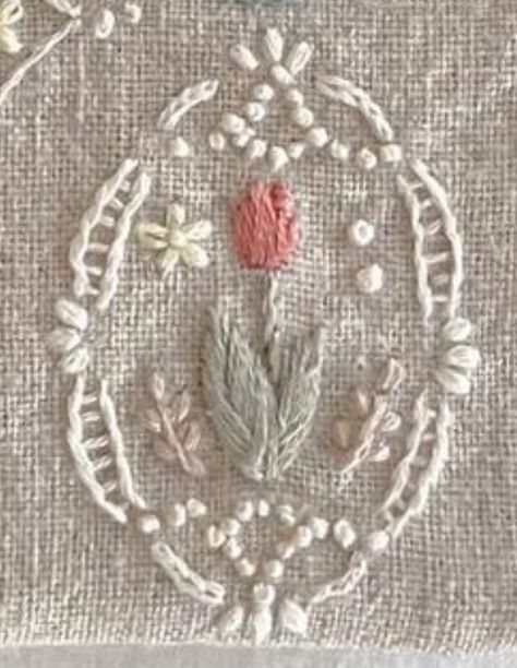 Embroyed Flowers, Embroider Rose, Diy Easy Embroidery, Tulip Embroidery, Basic Hand Embroidery Stitches, Hand Embroidery Patterns Free, Clothes Embroidery Diy, Embroidery Stitches Tutorial, Hand Embroidery Projects