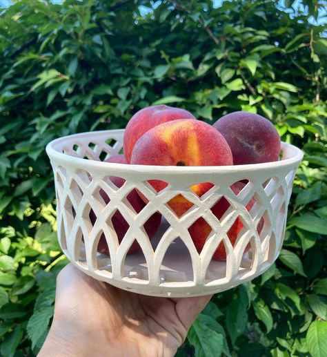 Jordan Coons Ceramics on Instagram: “Summer is right around the corner and these fruit bowls are ready for those peaches 🍑 #pottery #whiteclay #fruitbowl #negativespace…” Negative Space Ceramics, Space Ceramics, Peach Pottery, Space Pottery, Pottery Inspo, Fruit Bowls, Ceramic Ideas, Instagram Summer, White Clay