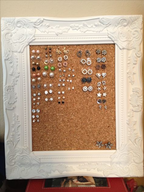 Cork board stud earring holder. I wear more studs than anything else and I had a hard time organizing them. The cork holds the studs in place when upright and you can re-stick the cork many times without the studs falling out! Made for less than $10 too!! Earring Display Board, Diy Earring Display, Stud Earring Holder, Stud Earring Organizer, Jewerly Holders, Diy Earring Holder, Stud Earrings Holder, Jewerly Organizer, Cork Boards