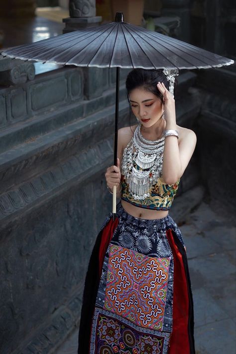 Modern Traditional Clothes, Hmong Culture, Fashion Show Themes, Hmong Fashion, Hmong Clothes, Camera Ideas, Gala Outfit, Korean Hair, Myanmar Traditional Dress