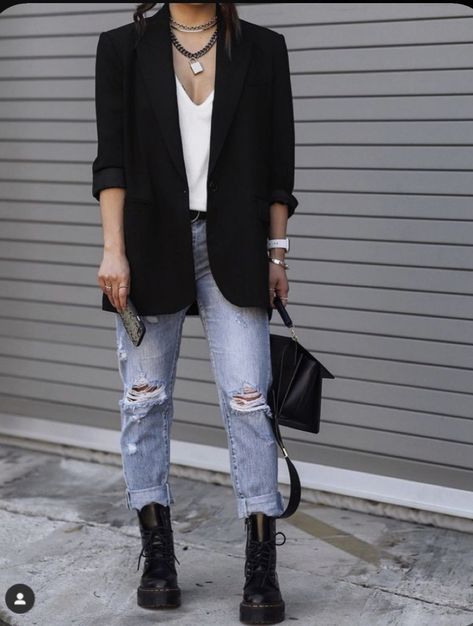 Tomgirl Jeans, Street Style Fall Outfits, Fall Outfit Ideas, Looks Black, Street Style Fashion, Fashion Mistakes, Mode Inspo, A Workout, Edgy Outfits