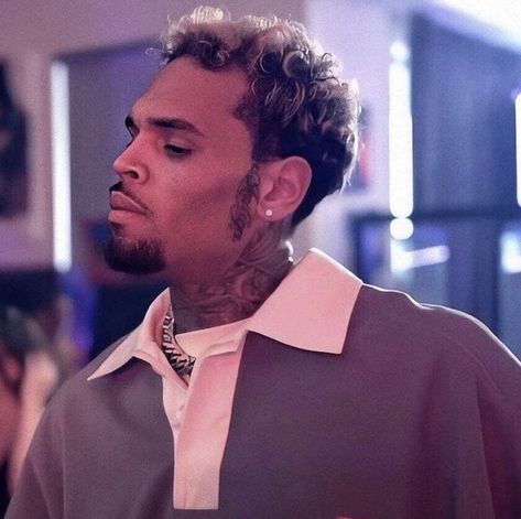 Chris Brown Haircut, Chris Brown Blonde Hair, Chris Brown Hairstyles, Chris Brown Hair, Chris Brown Dance, Chris Brown Photoshoot, Chris Brown Outfits, Chris Brown And Royalty, Chris Brown Style