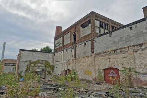 South Bend, Indiana​ spent much of its history as an industrial powerhouse. As with other Rust Belt cities, the latter half of the 20th century brought economic hardship. The gears of many industries ground to a halt, leaving abandoned factories and homes in their wake. Industrial Garage Door, Rust Belt, Abandoned Factory, South Bend, American Gothic, Frozen In Time, Ghost Towns, Abandoned Buildings, Old Buildings