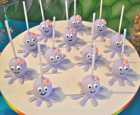 Purple octopus cake pops.     Under the sea party Cute with pink bows On catch my party   /db Octopus Cake Pops, Sea Birthday Party Ideas, Octopus Cake, 4de Verjaardag, Festa Moana Baby, Sea Party Ideas, Under The Sea Birthday Party, Sea Cakes, Under The Sea Birthday