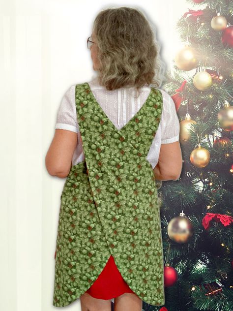 This is my tutorial for sewing a DIY Christmas apron that's both functional and stylish. This is a Japanese-style apron also known as a cross-back apron. What makes this Christmas apron special is that it's reversible, with two equally beautiful sides, each featuring handy pockets. The cross-back style ensures a comfortable fit without the need for neck straps, and the reversible feature means you're essentially getting two aprons in one. This apron is not only practical but also makes for a wonderful handmade gift for the cooking enthusiasts in your life. Apron Designs Ideas Diy, Crossback Apron Pattern Free, Japanese Apron Pattern Free, Cross Back Apron Pattern Free, Aprons Diy Patterns, Apron Patterns Free, Japanese Apron Pattern, Cross Back Apron Pattern, Quick Sewing Gifts