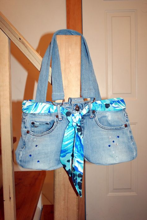 Tutorial about how to make this bag from your old jeans Jean Purses Diy, Denim Purse Diy, Diy Jean Purse, Diy Jean Bag, Purses Diy, Denim Jeans Ideas, How To Make Jeans, Blue Jean Purses, Recycled Jeans Bag