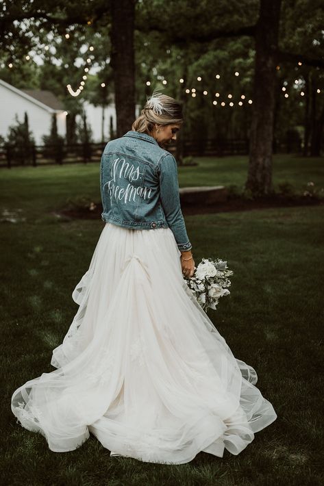 Mode Country, Denim Wedding, Country Theme Wedding, Bridal Jacket, Wedding Jacket, Bride And Groom Gifts, Wedding Goals, Tulle Wedding Dress, Wedding Book